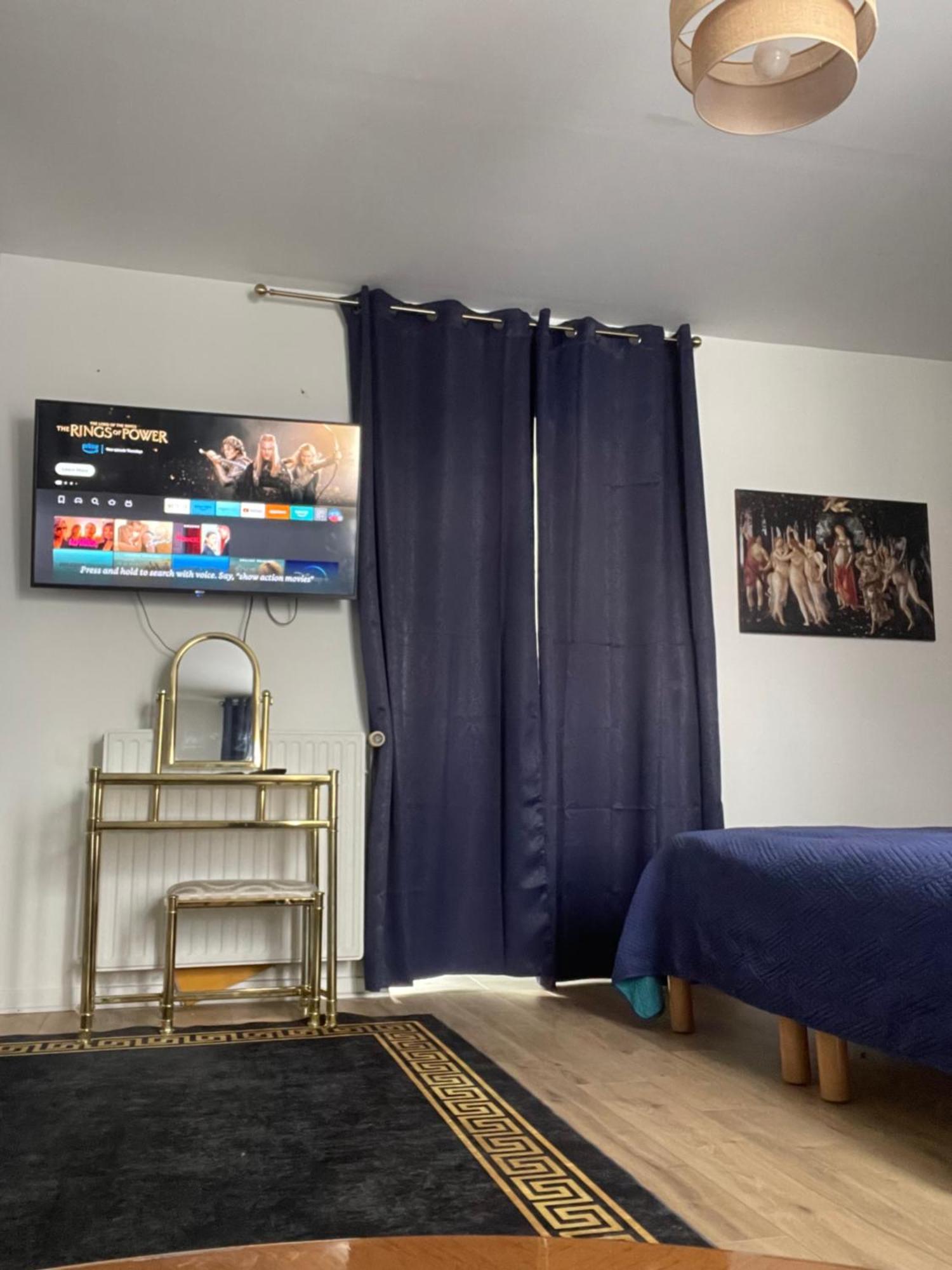Time Capsule Hotel Arras Bagian luar foto